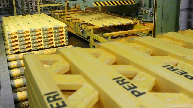 <p>La planta de producci&amp;oacute;n, totalmente automatizada, produce 20.000 metros lineales de vigas al d&amp;iacute;a.</p><br/>