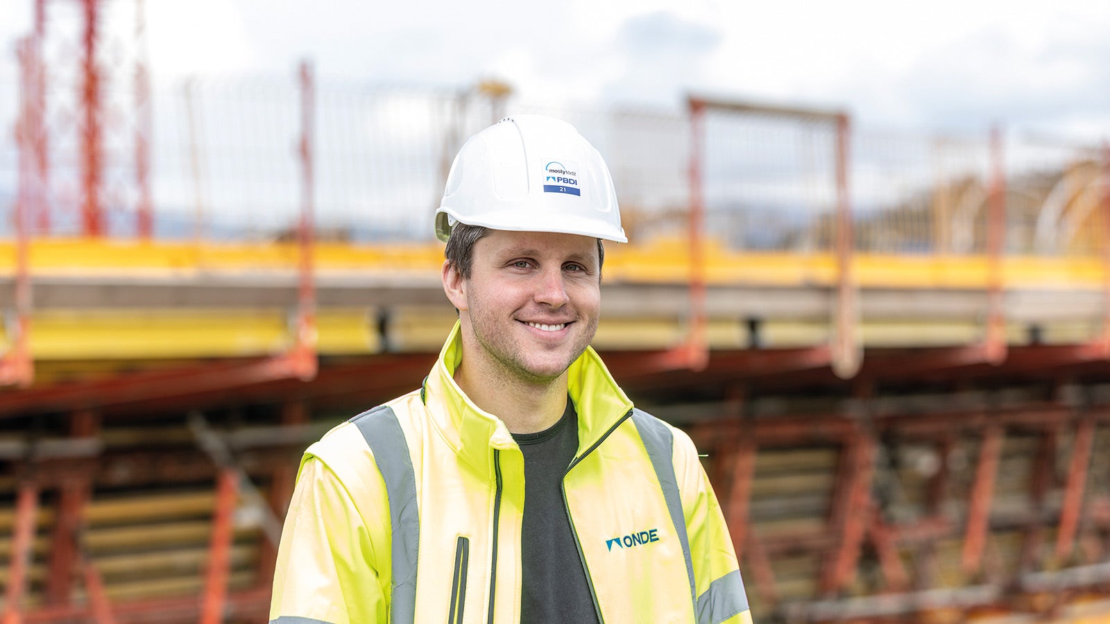 “The VARIOKIT Incremental Launching Facility is particularly easy and quick to operate, leaving the workers more time for other jobs on the construction site. The forming process itself is also particularly fast – we were able to move the 25.00-m-long formwork into position within 30 minutes. We are very satisfied with the system and we have also been able to rely on PERI’s support at any time.”