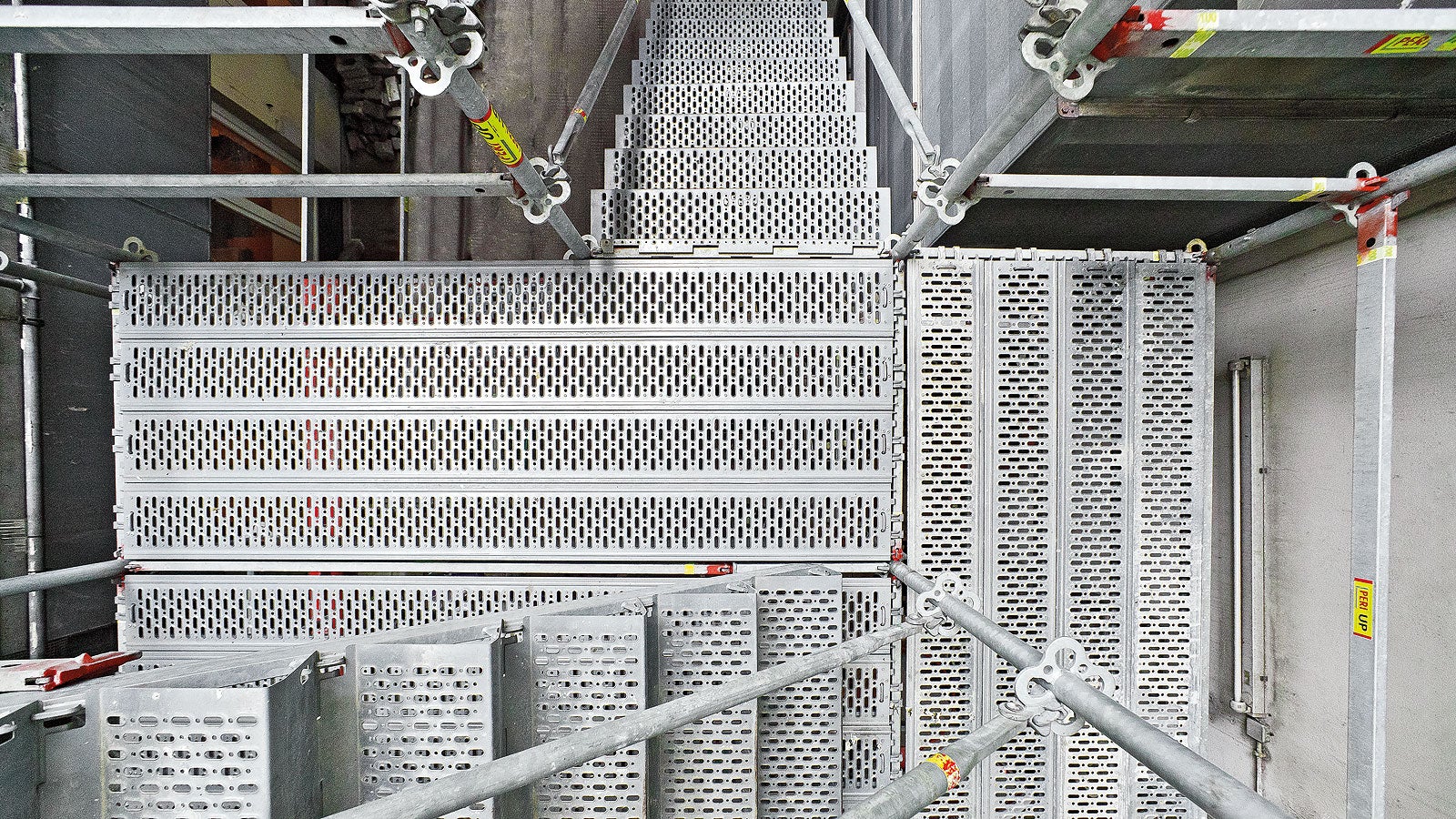 The perforated decking is slip-resistant - also when walked on with oil-smeared shoes.