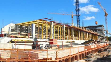 Monolīto pārseguma plātņu betonēšanai tiek izmantoti gan ST 100 atbalsta torņi, gan PERI ROSETT modulāro sastatņu risinājumi, gan MULTIPROP augstas nestspējas alumīnija atbalsta stutes, kas ar MRK rāmju palīdzību tiek izvietotas troņos.<br/>