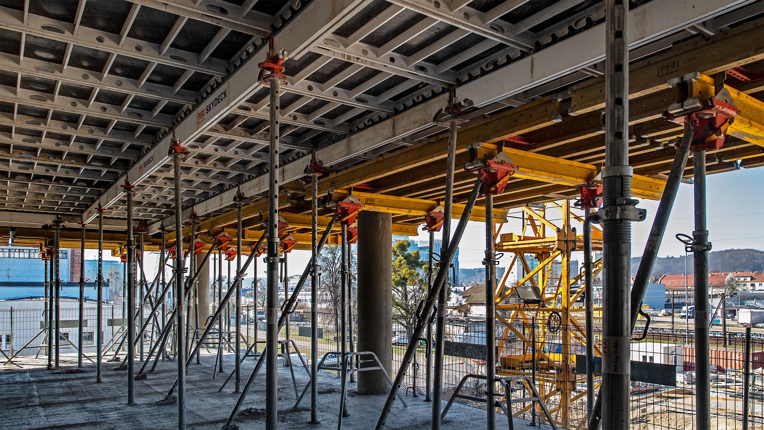 Połączenie deskowania stropowego PERI SKYDECK ze stołami krawędziowymi.