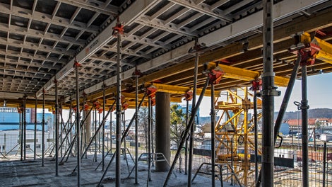 Połączenie deskowania stropowego PERI SKYDECK ze stołami krawędziowymi.
