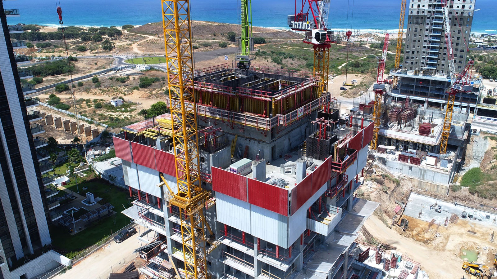 מערכת הגנה היקפית RSC-P מאפשרת לפועלים עבודה בטוחה ומסייעת בהגדלת פריון העבודה. 