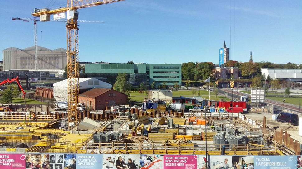 Keskustakirjasto rakentuu erittäin merkittävälle paikalle Helsingin ydinkeskustaan, Töölönlahden alueelle. Paikka on Töölönlahden <br/>viimeisiä rakentamattomia tontteja.