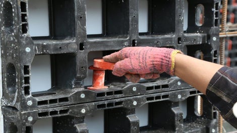 The couplers fit exactly into the openings in the panel frames and are mounted without tools. 