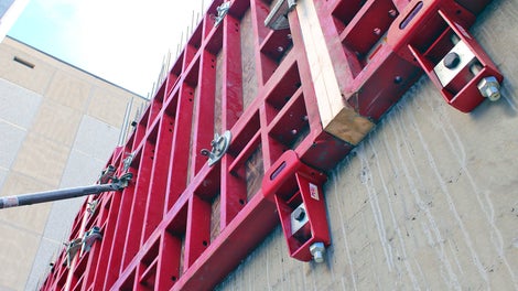 MAXIMO-elementit saadaan tuettua valettuun seinään MX-korkeudensäätöruuvin avulla, joka mahdollistaa myös 5 cm korkeussäädön.