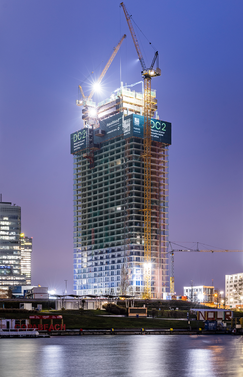 Der Bau des DC Tower 2 in Wien schreitet mit Hilfe modernster PERI Schalungs- und Gerüstsysteme zügig voran. Die imposante Struktur wächst in den Himmel und symbolisiert den Fortschritt innovativer Bauweise.<br/>