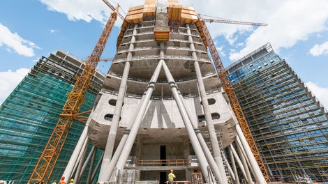 With a height of 220 m, the new office tower of the &quot;Warsaw Spire&quot; building ensemble will be the tallest office building in Warsaw after completion. Two office buildings flank the tower, each 55 m high.