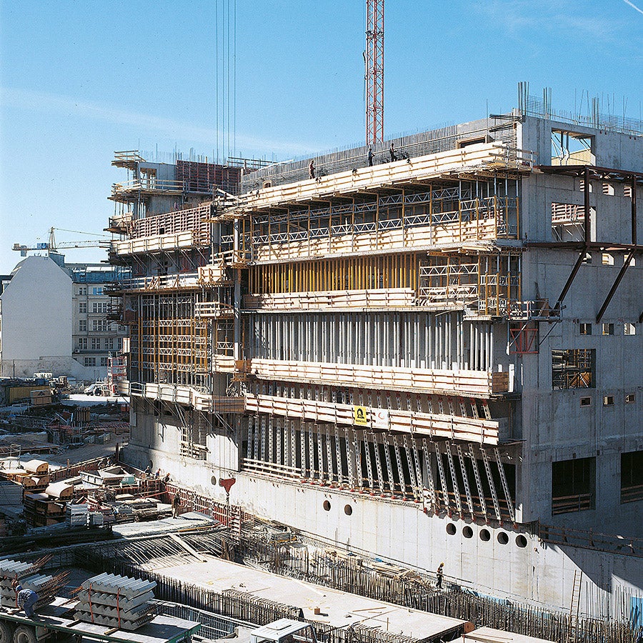 PERI provides formwork and scaffolding systems for every application. Here, HD 200 heavy-duty props in the lower section and MULTIPROP slab props with MRK frames at the top.