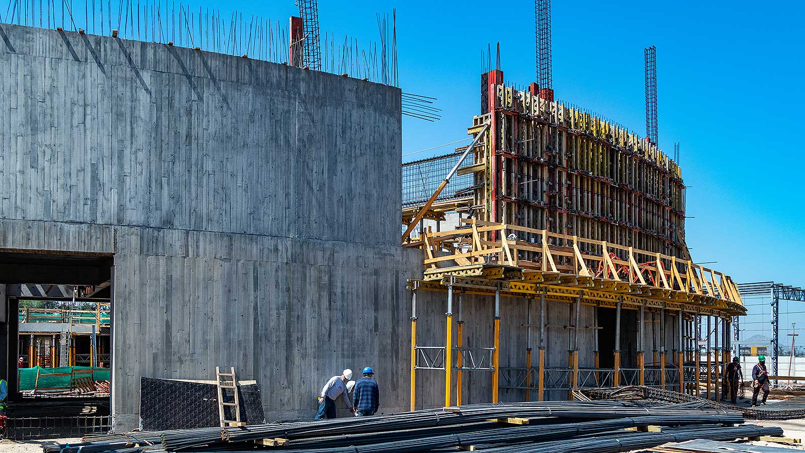 El proyecto consiste en el edificio corporativo y de producción de Floramatic, empresa que se especializa en la fabricación y distribución de sabores, fragancias y colores para las industrias de alimentos