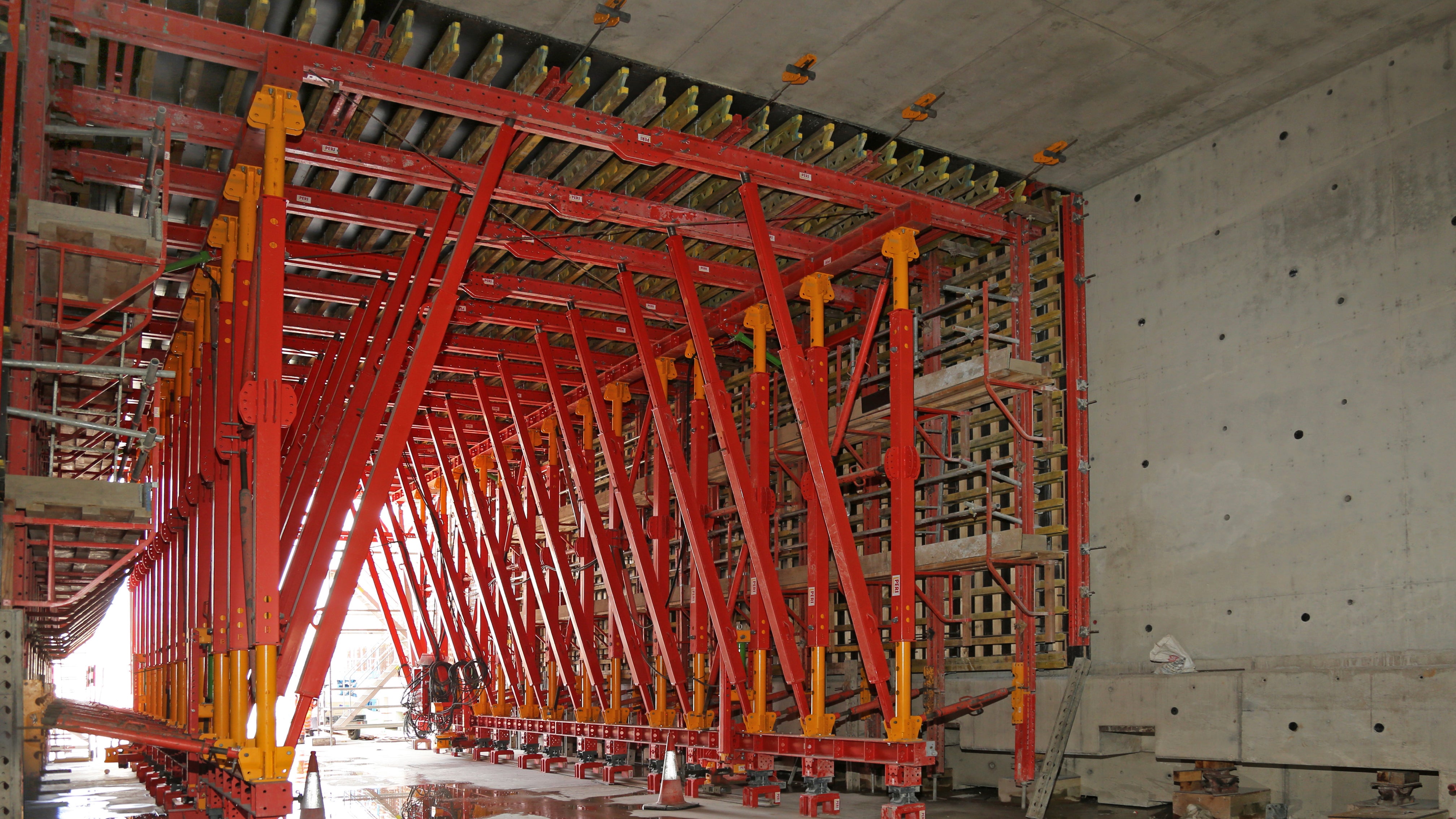 Travelling formwork for the UK’s first curved box jack.