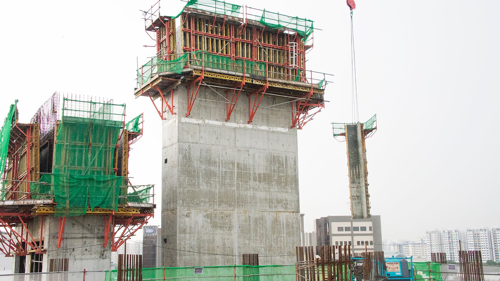 VARIO GT 24 Girder Wall Formwork was connected with CB 240 Climbing Brackets to form large-sized units.