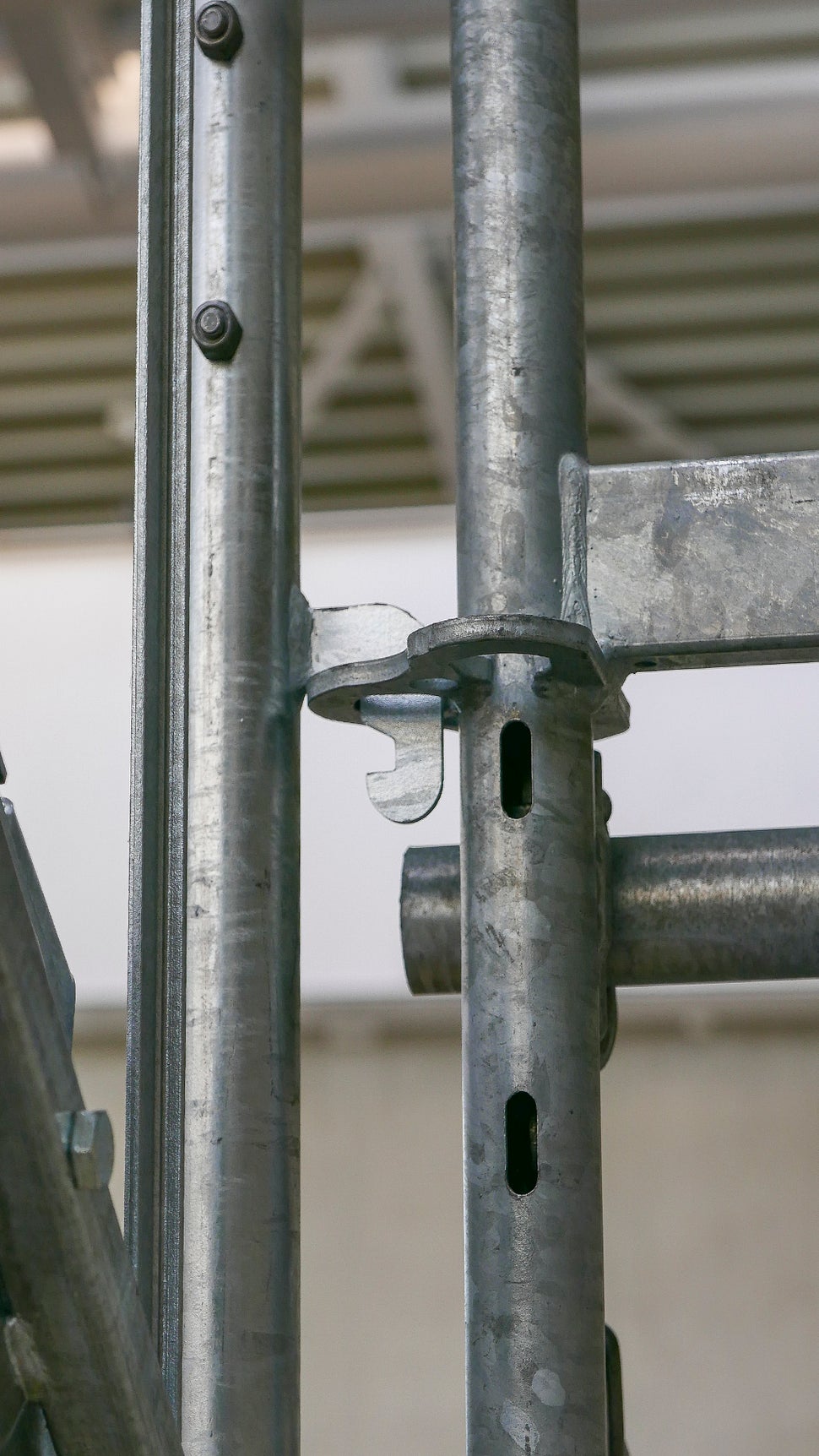 在悬臂支架固定杆顶部端头处集成了固定钩，确保了快速的组装过程。