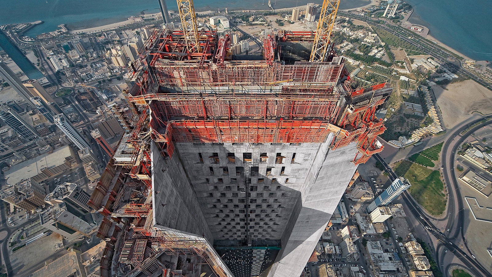 The customised combination of different PERI climbing formwork systems allowed the construction of the varying storeys to be carried out in regular eight-day cycles.