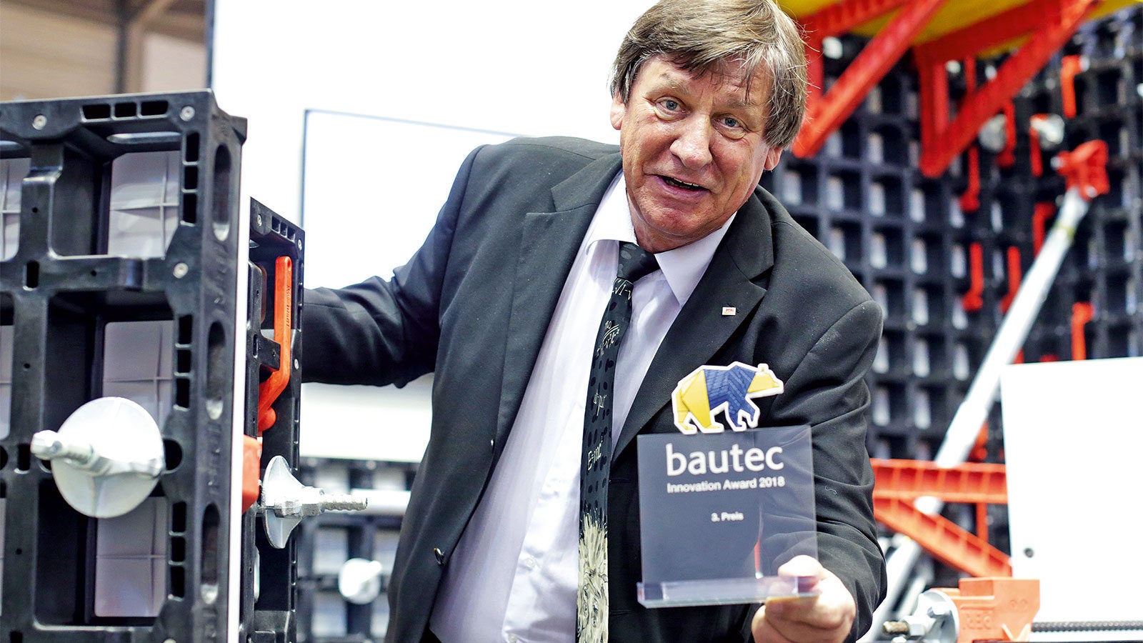 PERI Berlin´s branch manager, Detlef Heise, proudly presents the bautec.baer in front of the award-winning DUO Composite Formwork.<br/>(Photo: Messe Berlin GmbH)