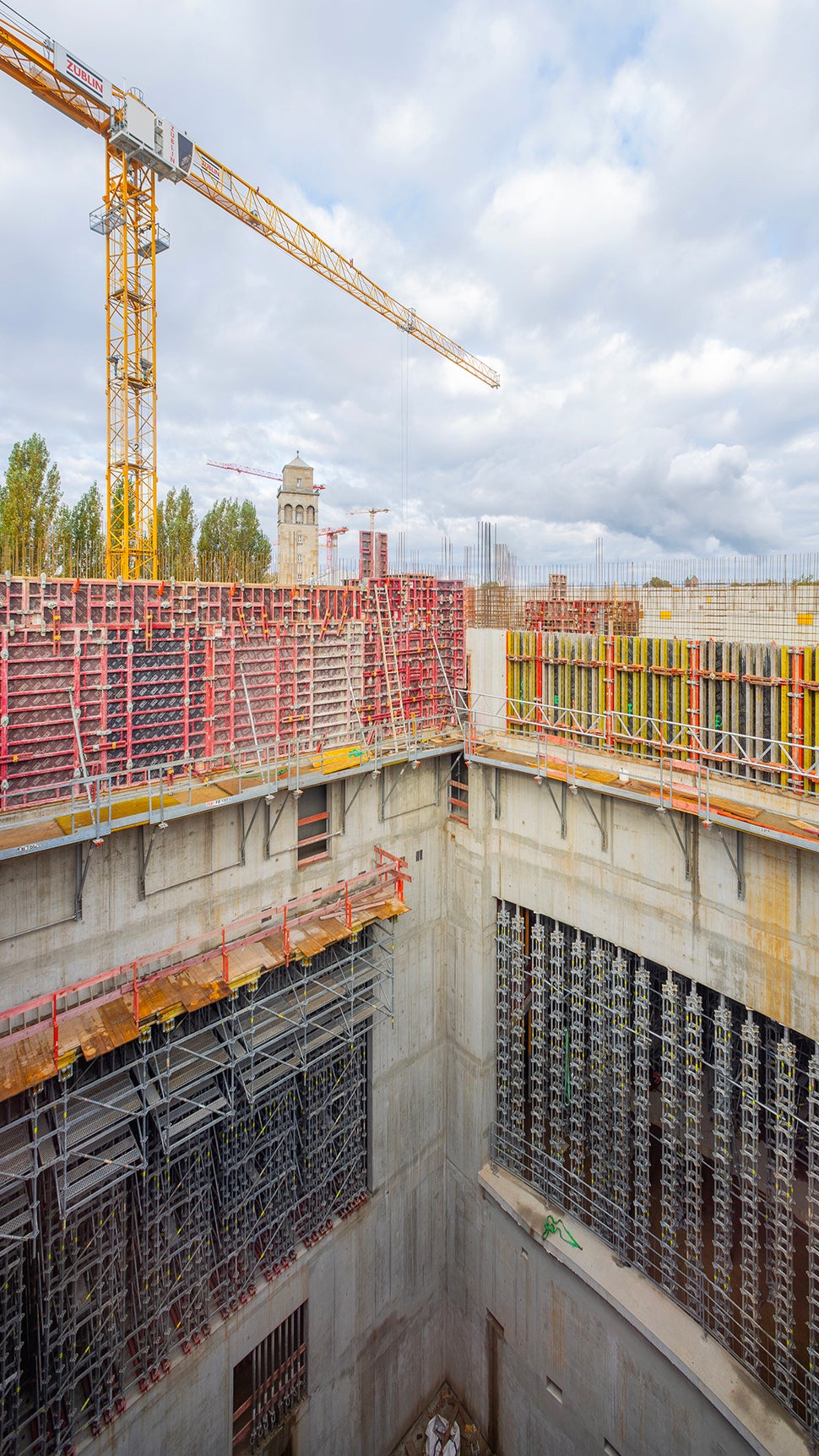 Während die Wände des Bühnenturms mithilfe der MAXIMO Struktur Rahmenschalung und der RUNDFLEX Rundschalung auf FB 180 Faltbühnen kontinuierlich nach oben wuchsen, waren bis Erreichung der Eigentragfähigkeit des Bauwerks die nach allen vier Seiten offenen Bereiche temporär abzustützen.