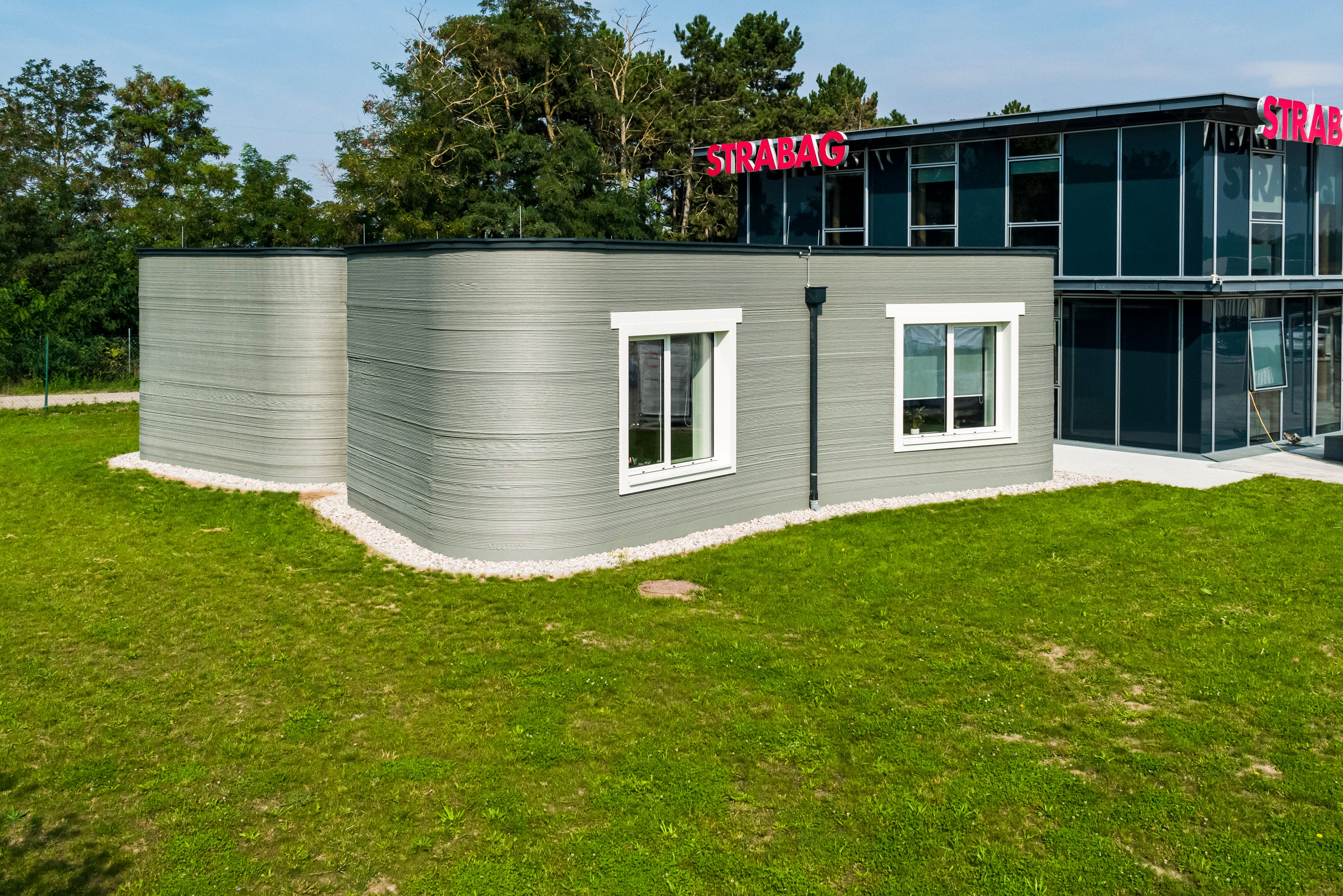 Zusammen mit der STRABAG SE wurde in Österreich das erste gedruckte Gebäude des Landes erstellt – ein Bürozubau.