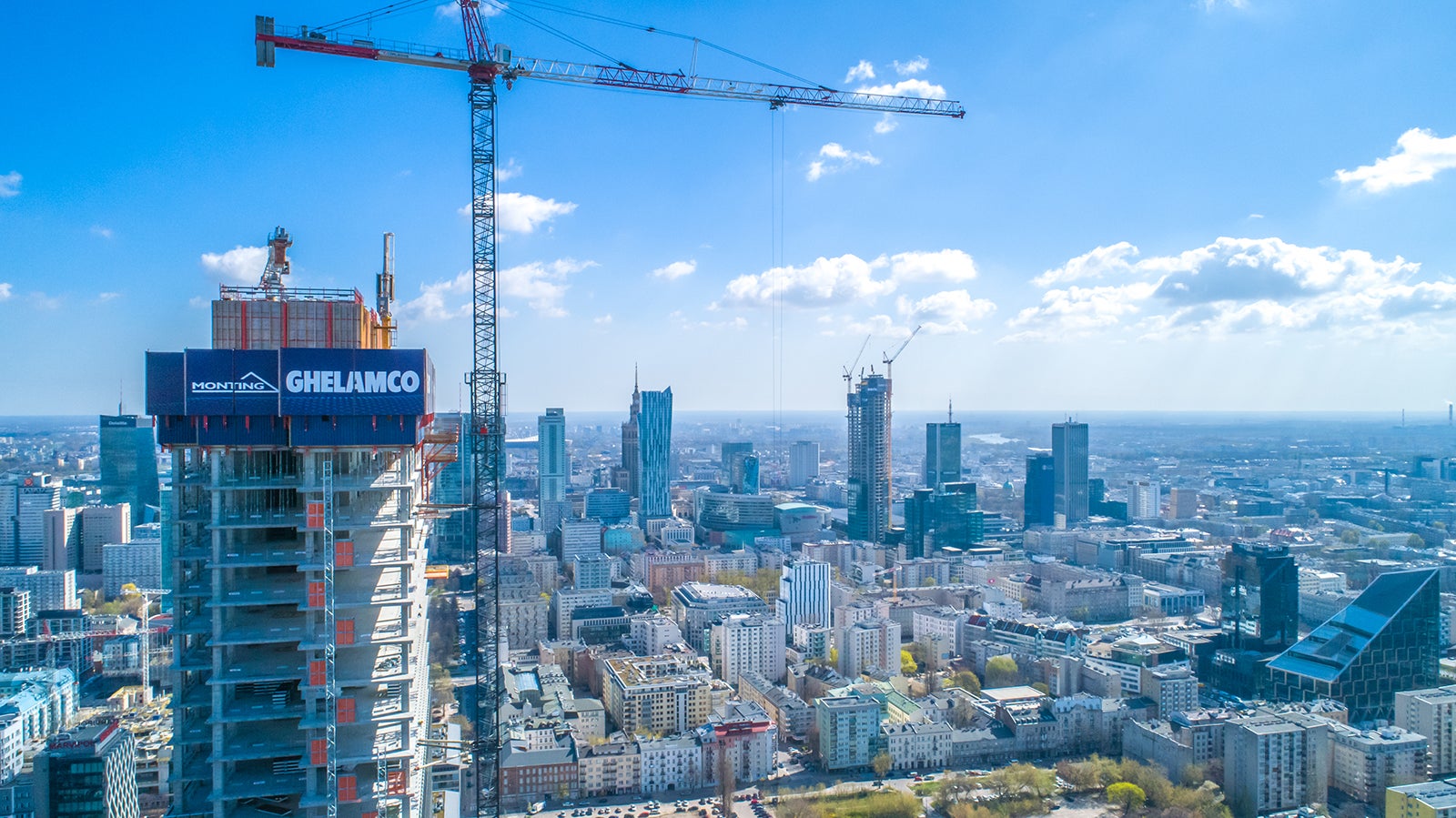 Panorama Warszawy. Na pierwszym planie Warsaw Unit