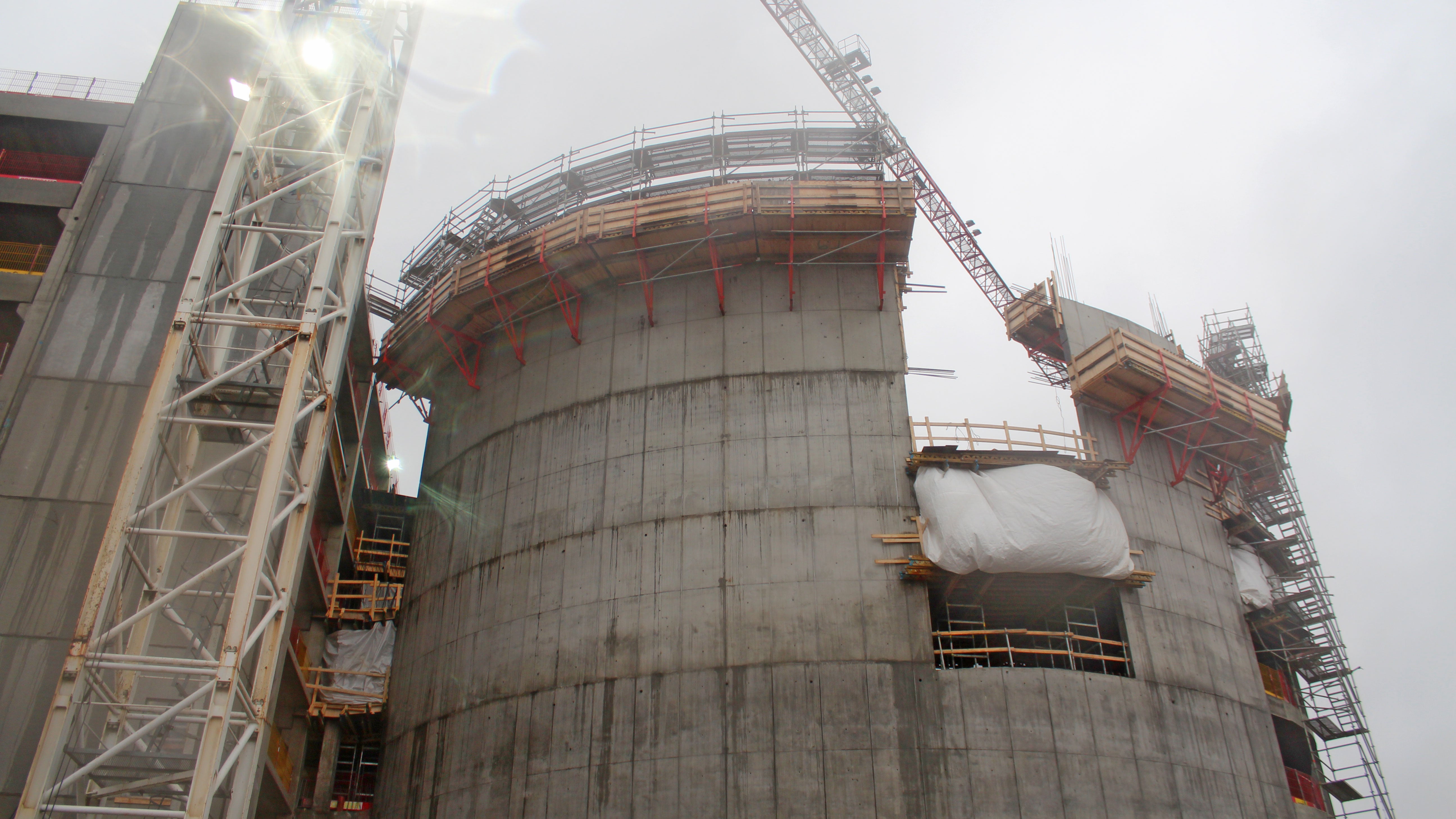 Parkkihallin ajorampin MAXIMO-järjestelmällä valettua kaarevaa seinää.