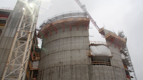 Parkkihallin ajorampin MAXIMO-järjestelmällä valettua kaarevaa seinää.