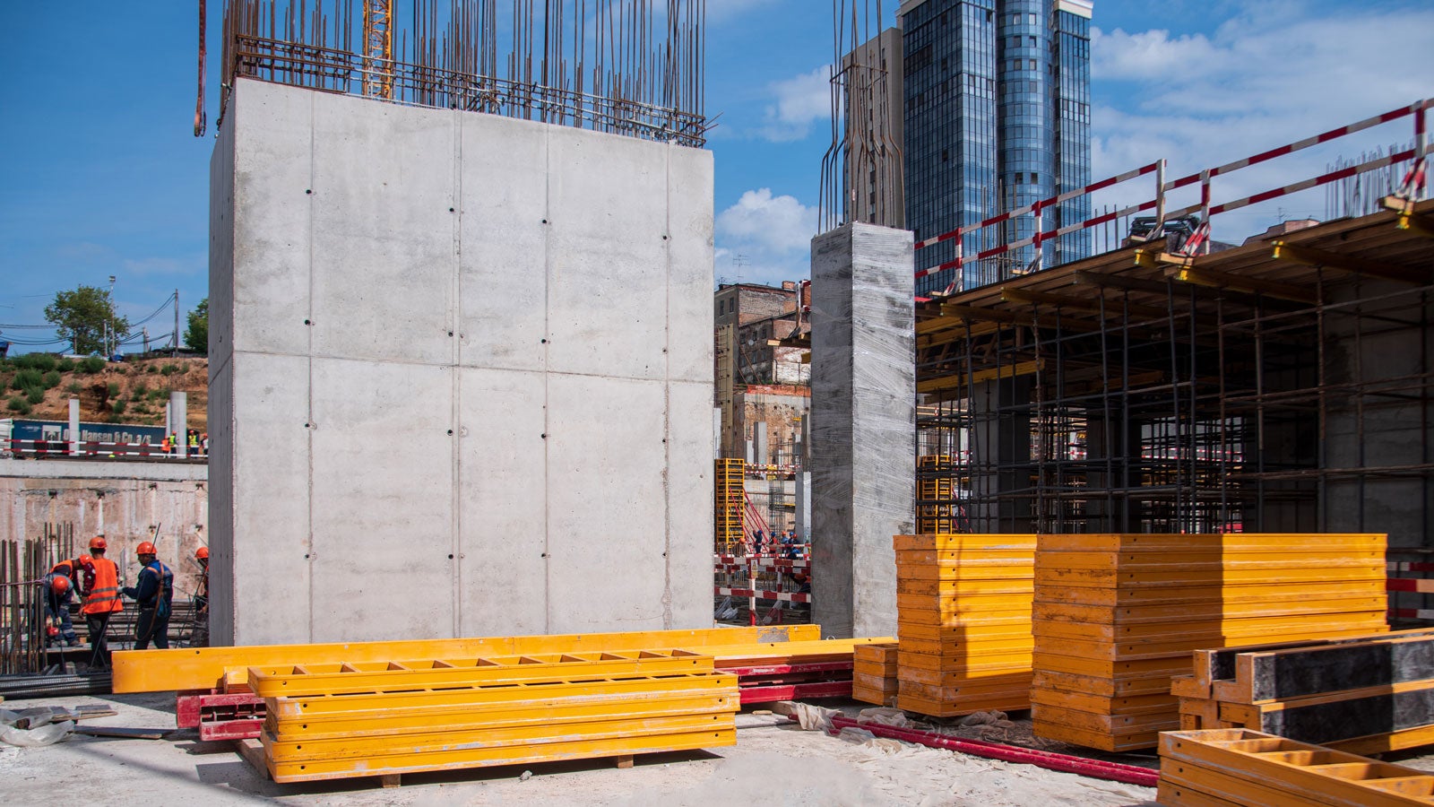 Универсальный комплект опалубки TRIO ST для одностороннего и двухстороннего бетонирования, возведения лифтовых шахт и колонн.