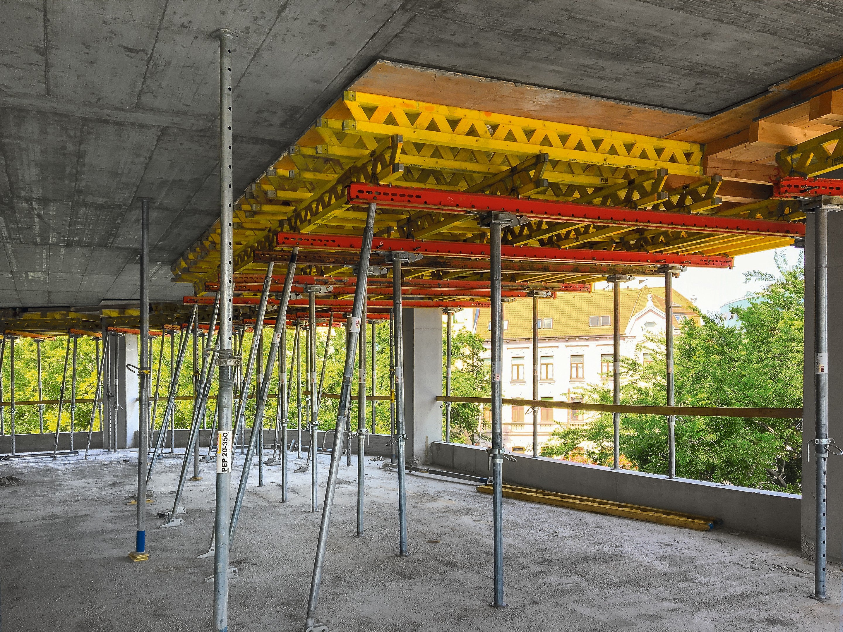 Stropné dosky PERI premiestňované pomocou prepravnej vidlice urýchlili priebeh výstavby.