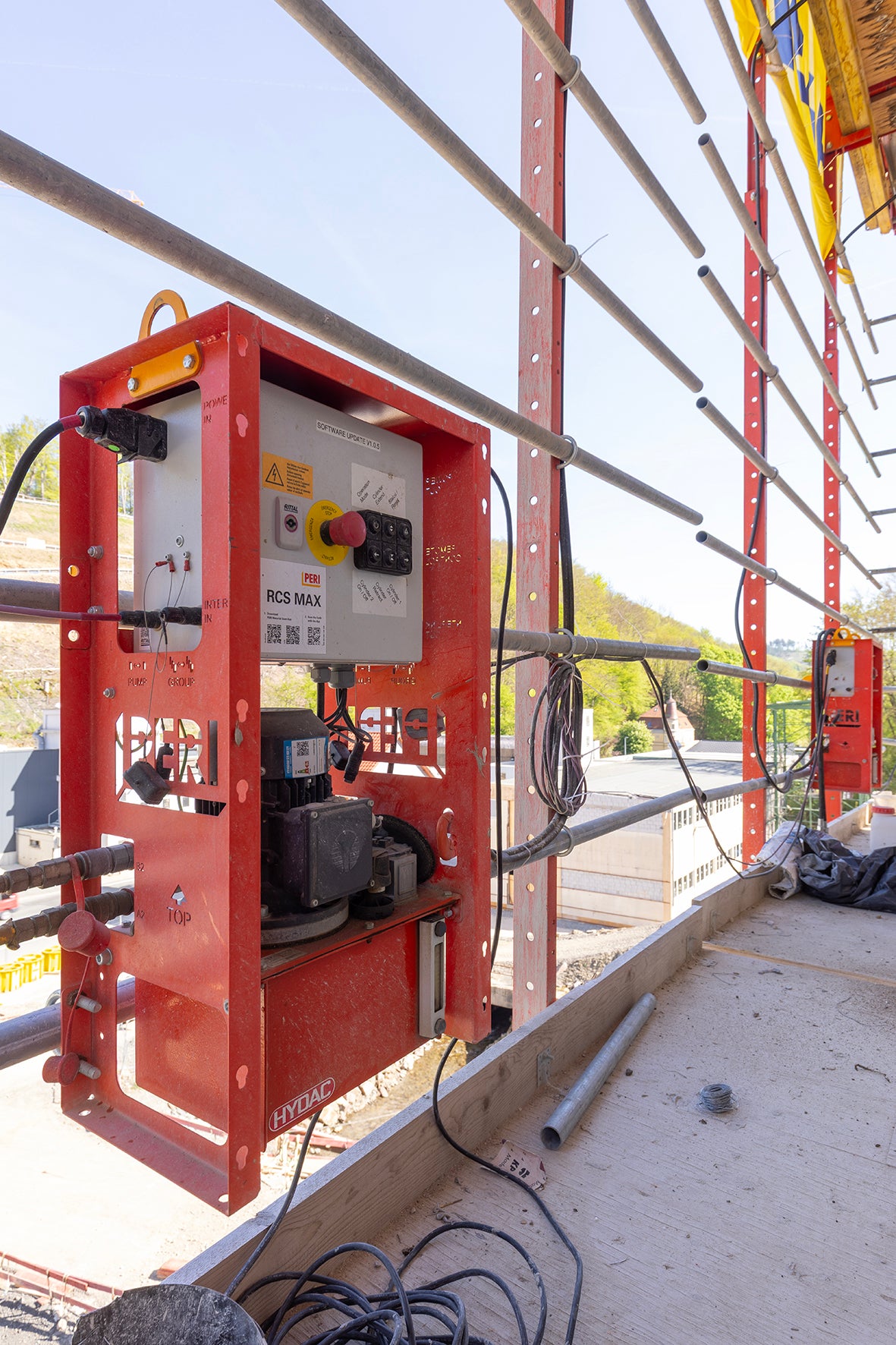 Das Hydraulikaggregat ist das Herzstück des neuen RCS MAX Schienenklettersystems, es ermöglicht das gleichzeitige Klettern mehrerer Plattformen.