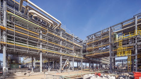 The suspended working platforms provided safe access to all areas of the refinery while excavation work continued below. 