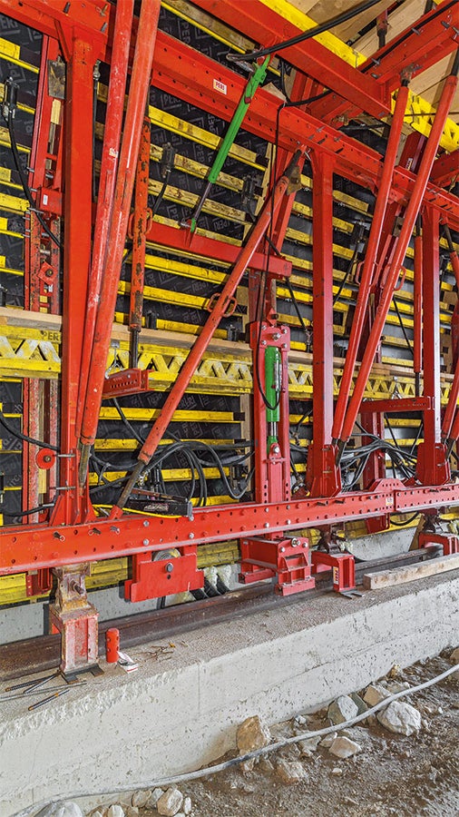 A operabilidade hidráulica do carrinho de formas VARIOKIT permitiu operações de forma e golpes rápidas e com precisão repetida.