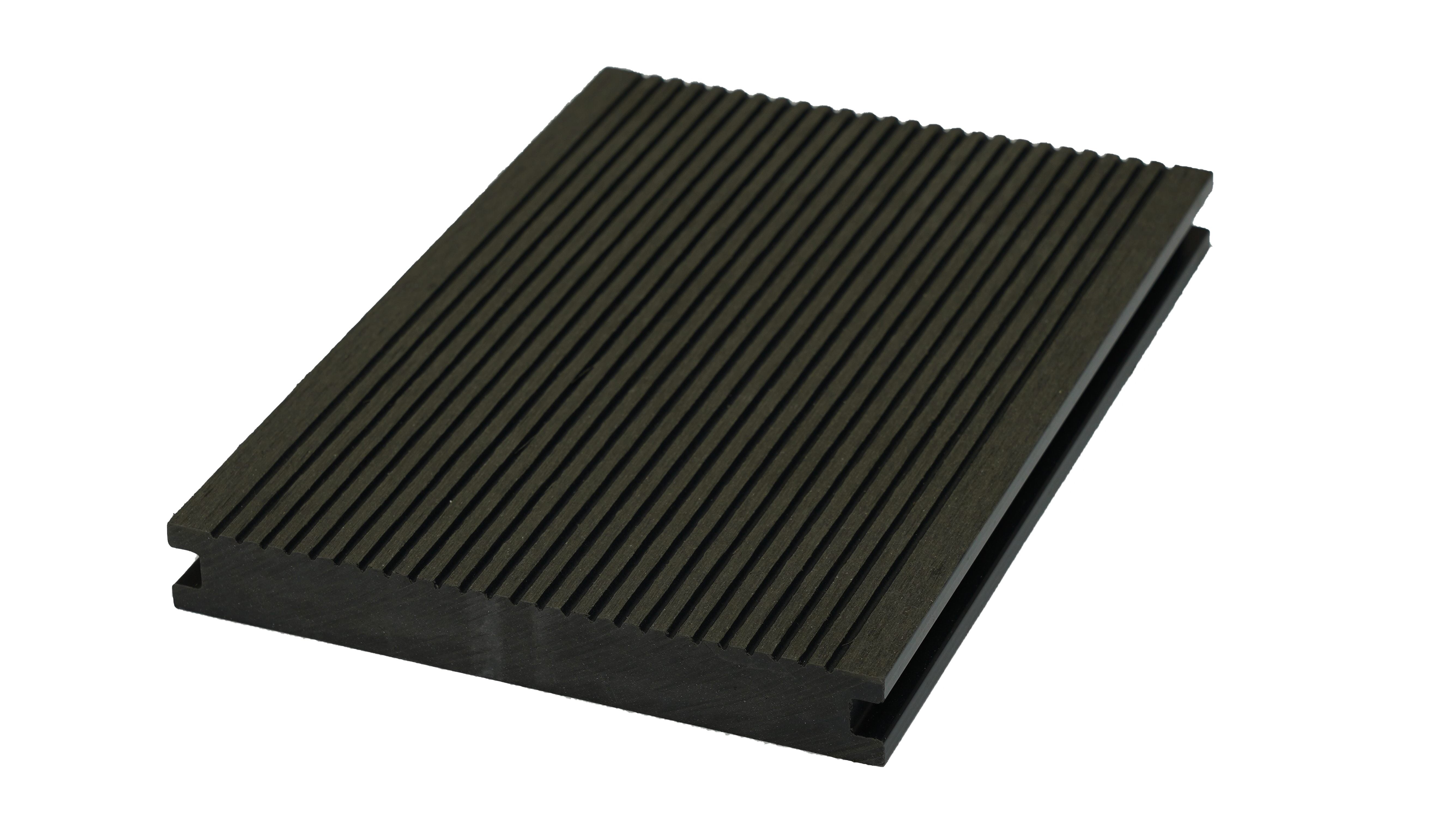 Plné profily 140 x 20 mm<br/>- z jedné strany design textury dřeva, z druhé strany jemná drážka<br/>- jemná drážka použití jako pochozí, design dřeva případně na ploty a jiné obklady