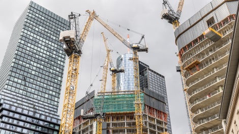 Unter dem Motto „Lebe die Stadt“ streben in Zukunft vier futuristische Türme des Projekts FOUR mit einer Höhe von bis zu 233&nbsp;m im Herzen der Frankfurter Skyline in die Höhe. 