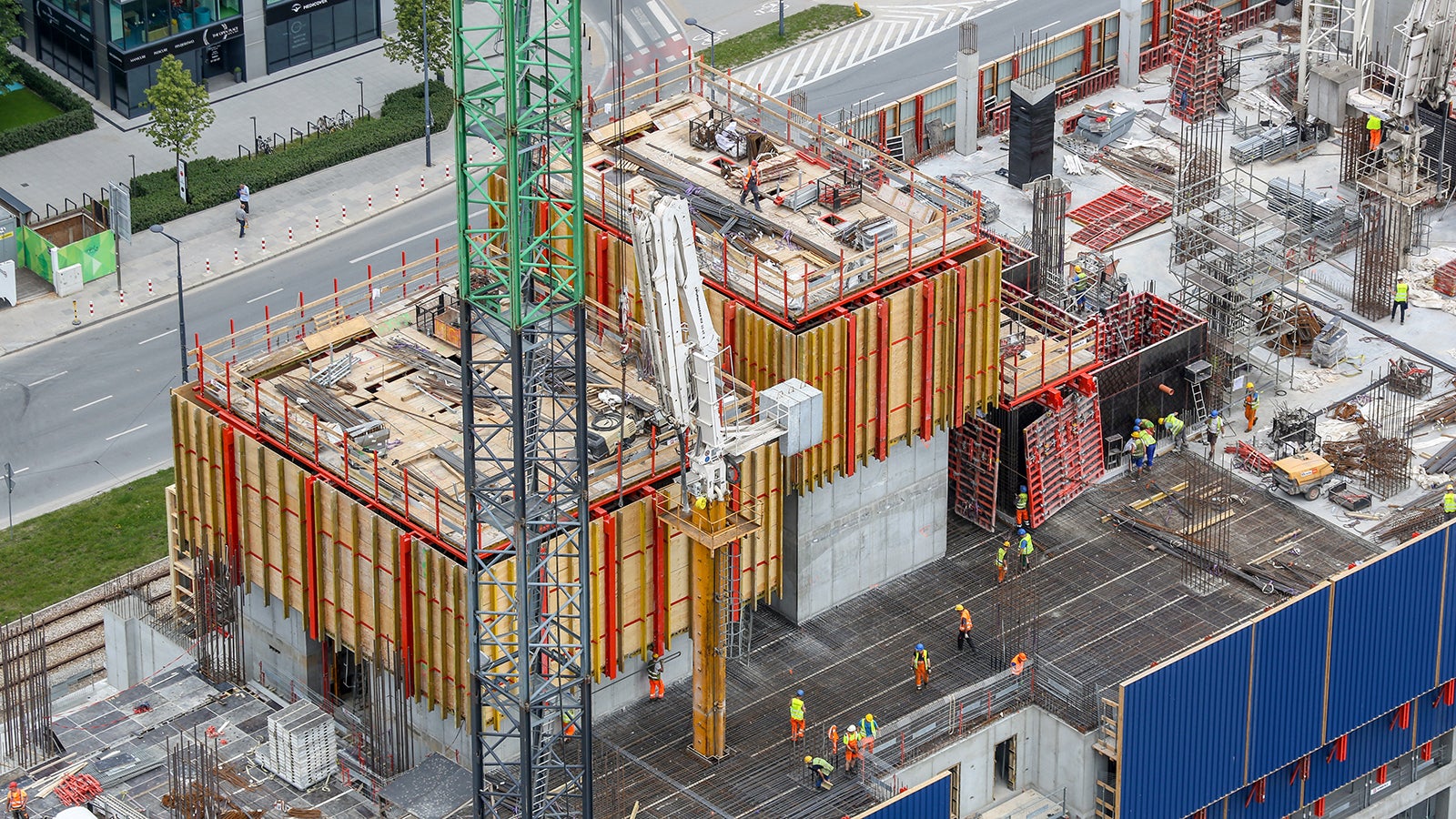 System ACS z wyprzedzeniem – wspinanie przy użyciu hydrauliki oraz pełne bezpieczeństwo podczas wykonywania robót.