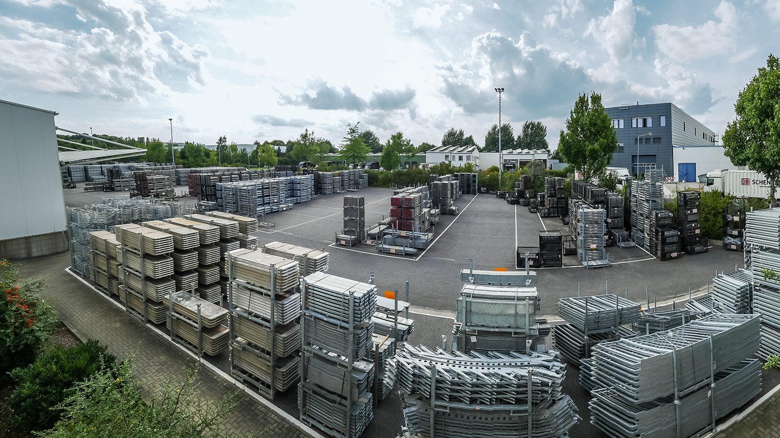 <p>U novom sredi&amp;scaron;njem skladi&amp;scaron;tu u Dresdenu na 13.000 m&amp;sup2; čuva se nekoliko milijuna tona skele. Iz te lokacije PERI isporučuje sisteme<br /><br/>skele u čitavoj Njemačkoj.&amp;nbsp;</p><br/>