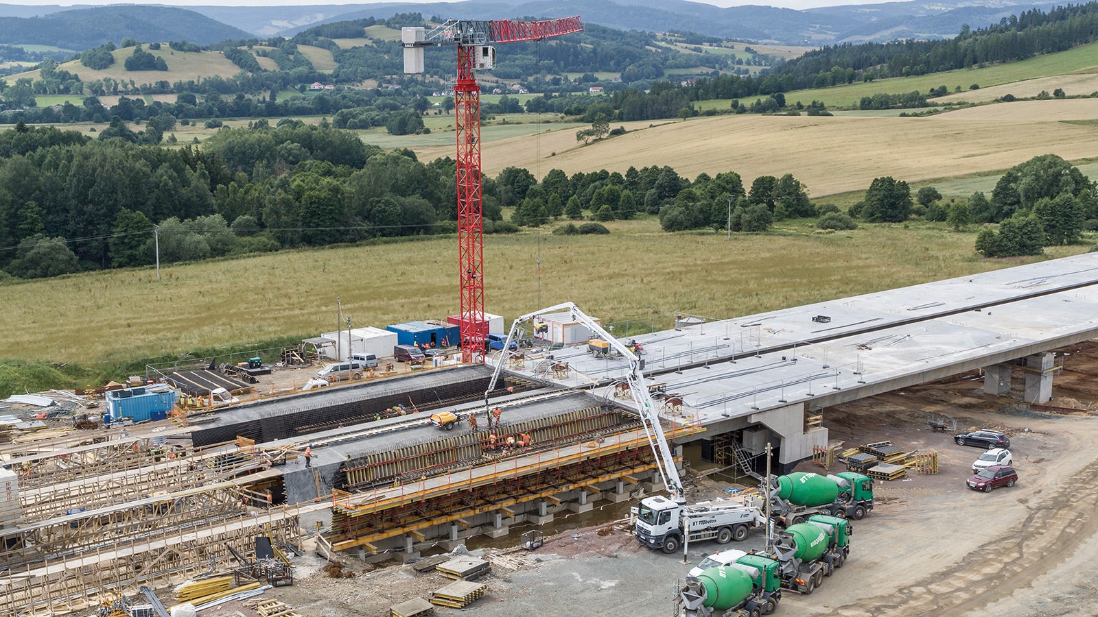 For the construction of the three bridge structures with two superstructures each, a complete PERI solution with the VARIOKIT Incremental Launching Facility proved to be the key to success and was greatly appreciated due to reduced material quantities and time-saving handling. 