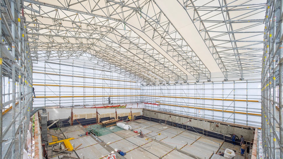 Die Gebäudeaufstockung mit der einhergehenden Dachanhebung um knapp 6 m schaffte den notwendigen Platz für das ehrgeizige Vorhaben, den Kinosaal 5 zum modernen IMAX Kino aufzurüsten.