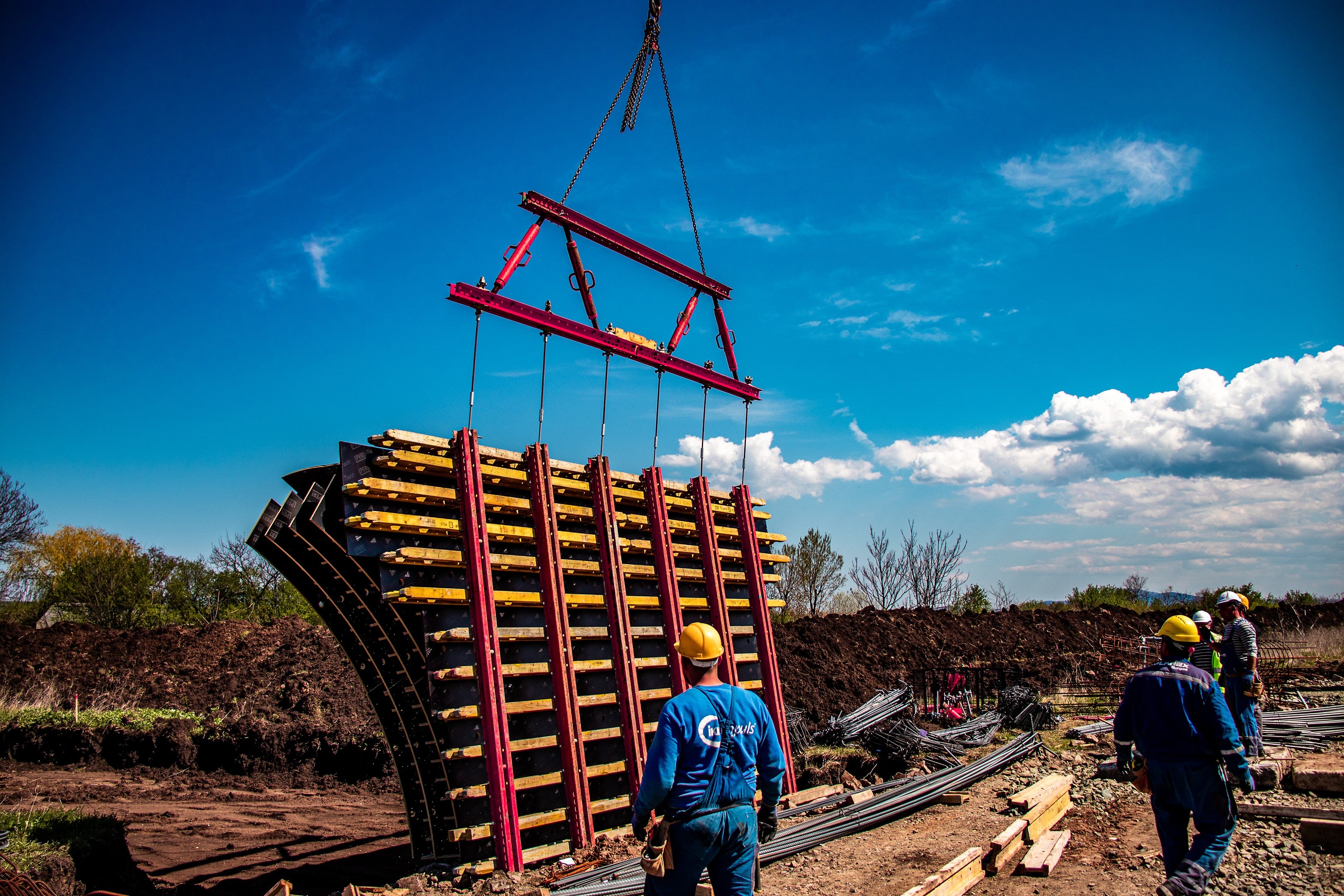 Повдигане на кофражно платно за колона