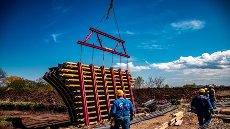 Повдигане на кофражно платно за колона