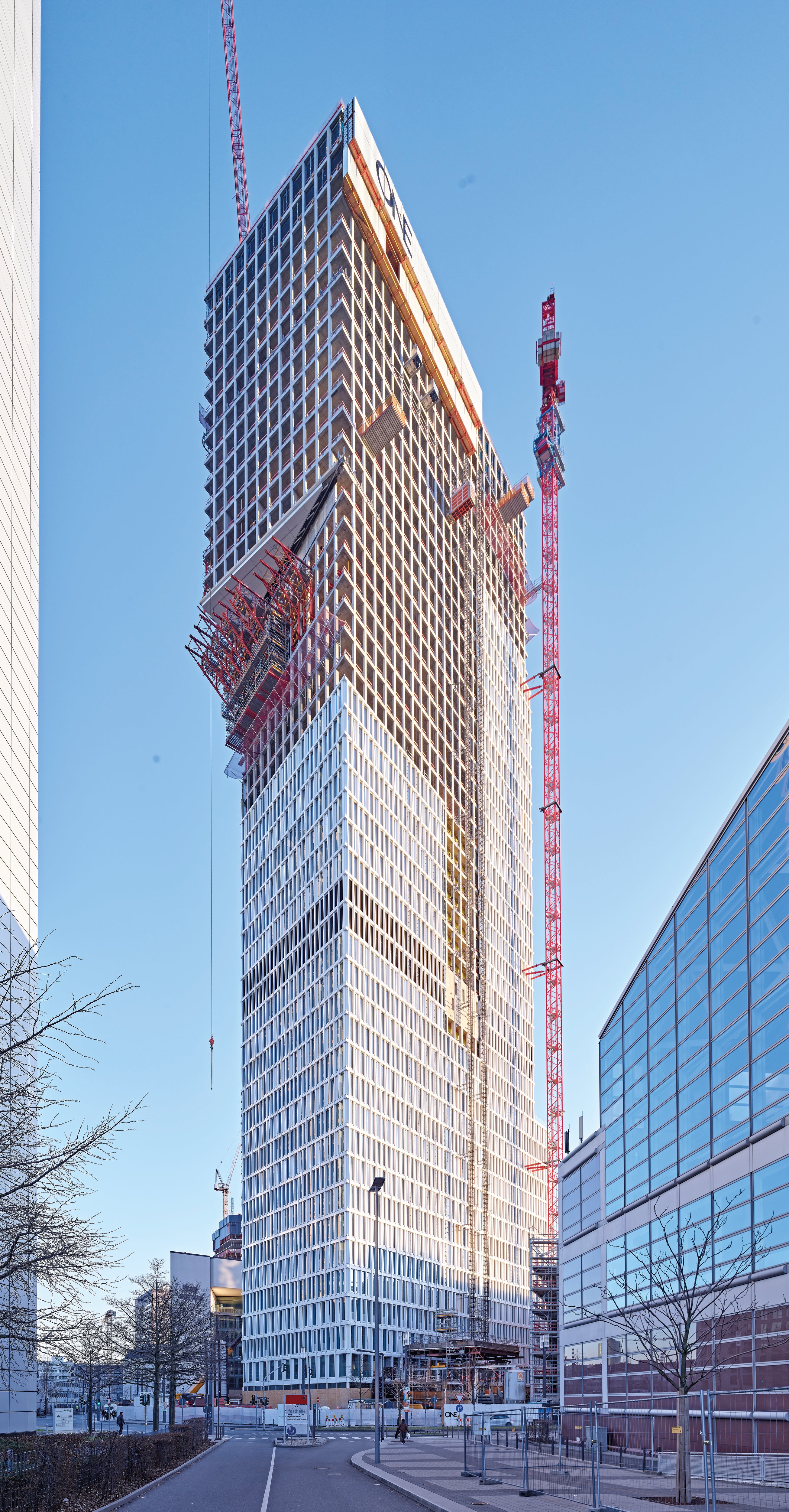 Die Auskragung in 125m Höhe verleiht dem Wolkenkratzer sein markantes Aussehen und lässt ihn an eine "1" erinnern.