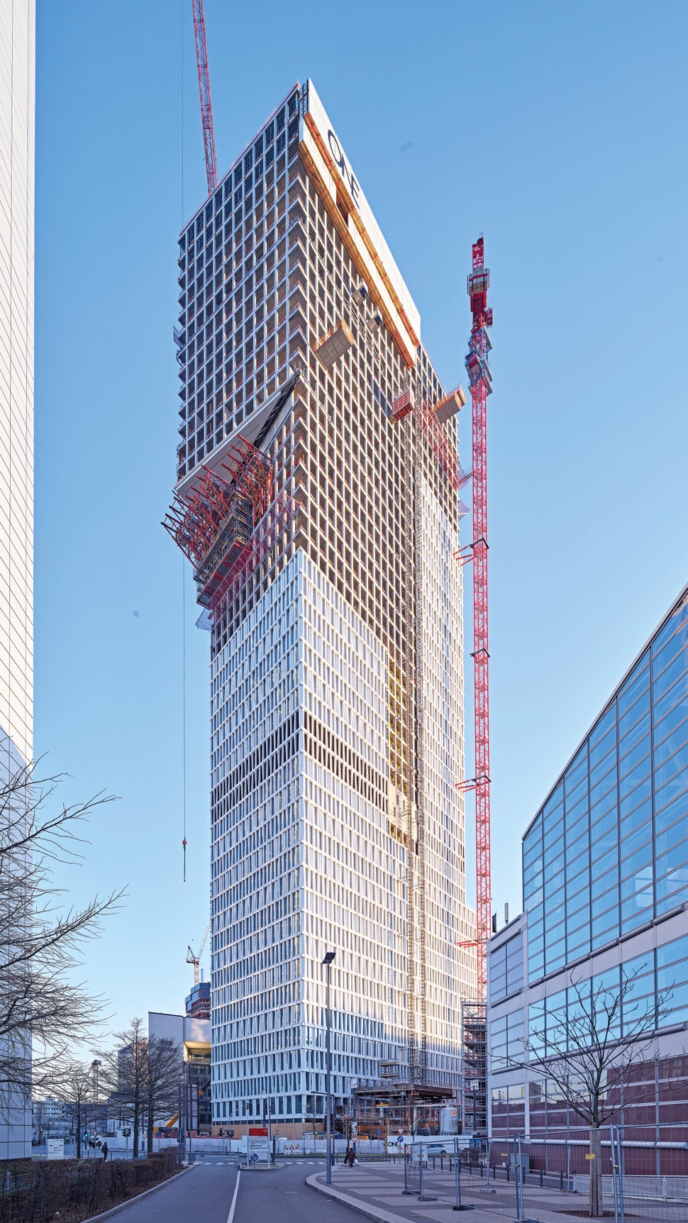 Die Auskragung in 125m Höhe verleiht dem Wolkenkratzer sein markantes Aussehen und lässt ihn an eine "1" erinnern.