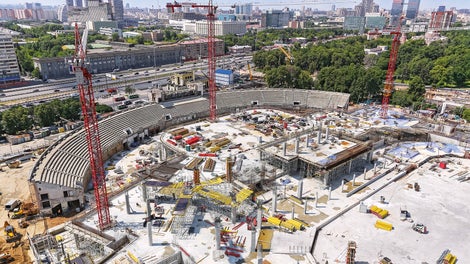 Для сложных участков бетонирования прямых стен, где стыковка запланирована под острым углом, применялась опалубка TRIO с шарнирными углами. Для круглых стен использовалась система RUNDFLEX. Она же, но в сочетании с SB рамами для одностороннего бетонирования, применялась для усиления конструкции исторической западной трибуны стадиона.