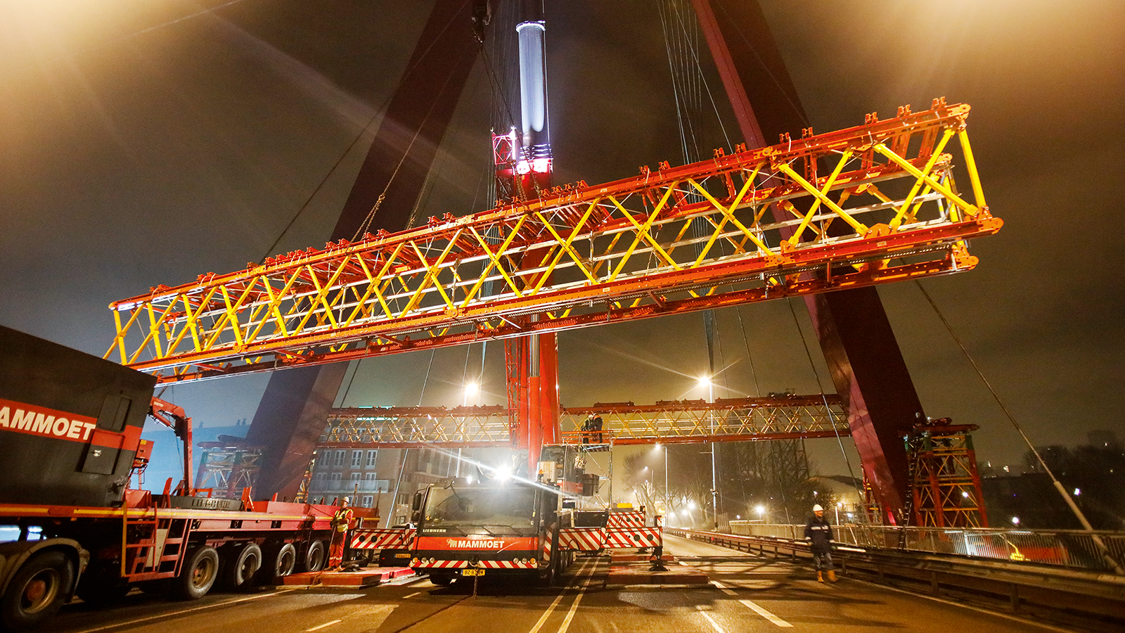 Damit tagsüber der Verkehr ungestört weiterfließen konnte, wurde nachts die Brücke für wenige Stunden gesperrt. Für eine schnelle Montage haben wir vormontierte Rüstbinder geliefert. <br/>