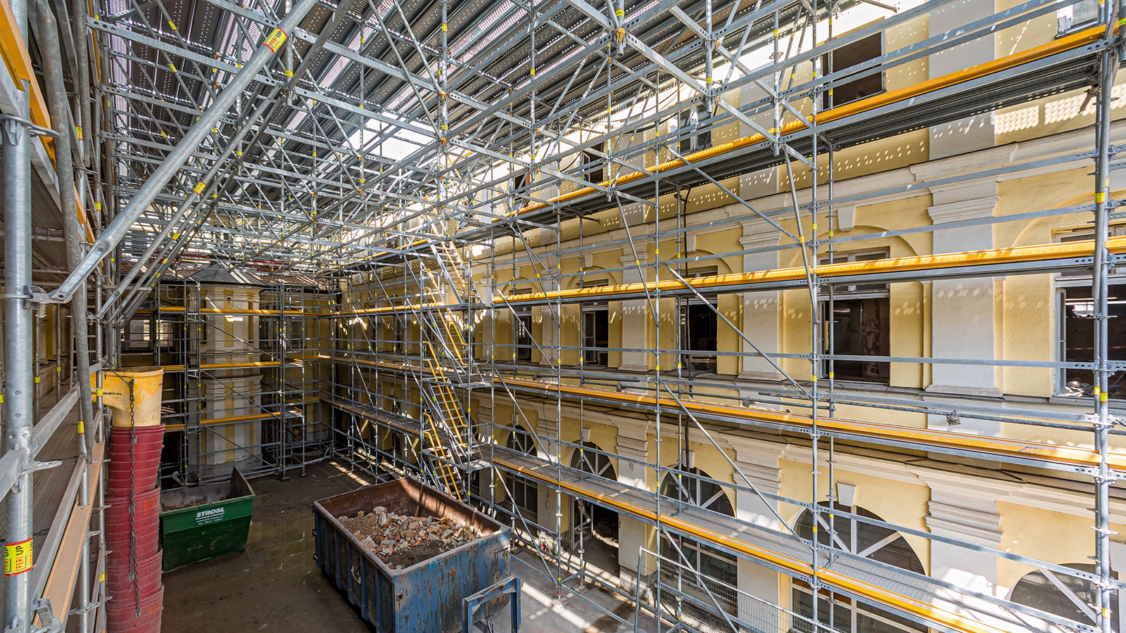 Der Innenhof des Barockgebäudes wurde vollständig mit dem PERI UP Gerüstbaukasten eingerüstet. Das geringe Bauteilgewicht und die nahezu kupplungsfreien Verbindungen ermöglichen eine einfache und schnelle Montage.