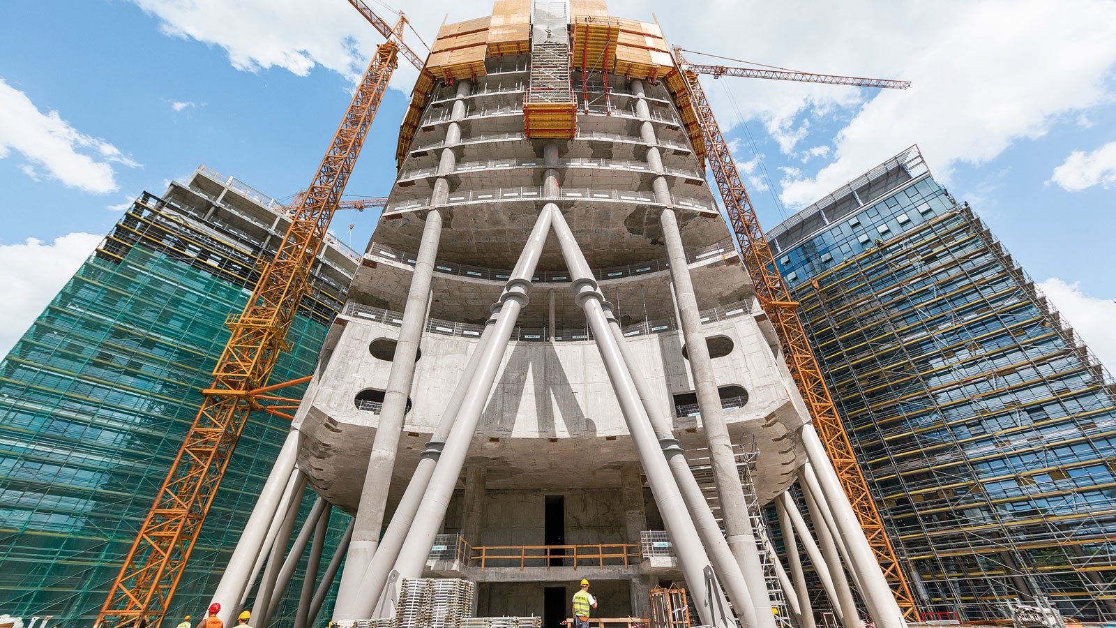 Con i suoi 220 m la nuova torre del complesso Warsaw Spire diventerà, una volta completata, l’edificio più alto di Varsavia e sarà affiancata da due edifici destinati ad uffici, alti 55m