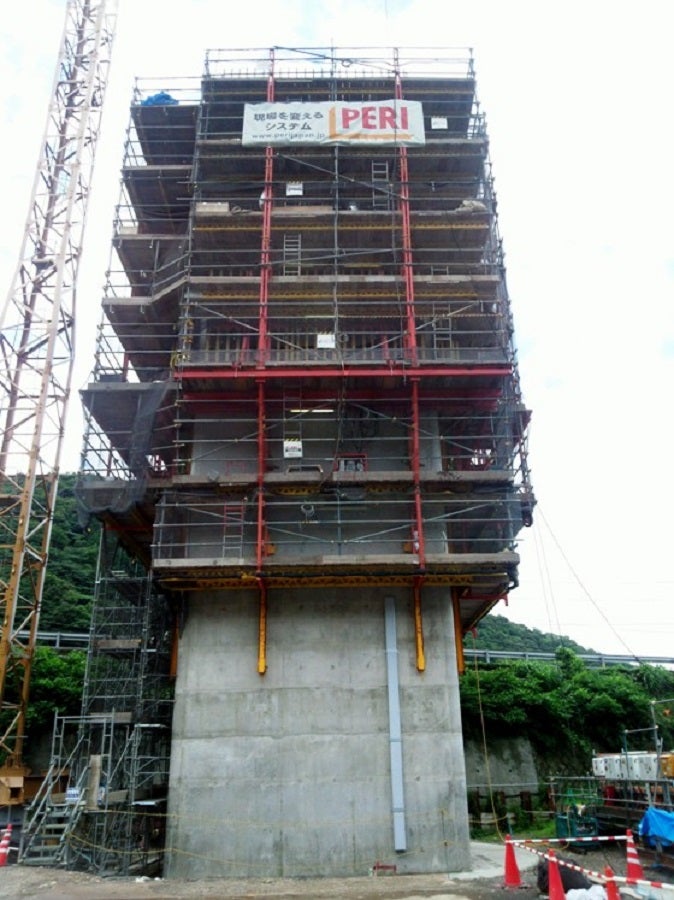 舞鶴若狭自動車道 笙の川橋工事 <br/>P3全景写真 クライミング2回後の4ロット目施工中の様子<br/> 