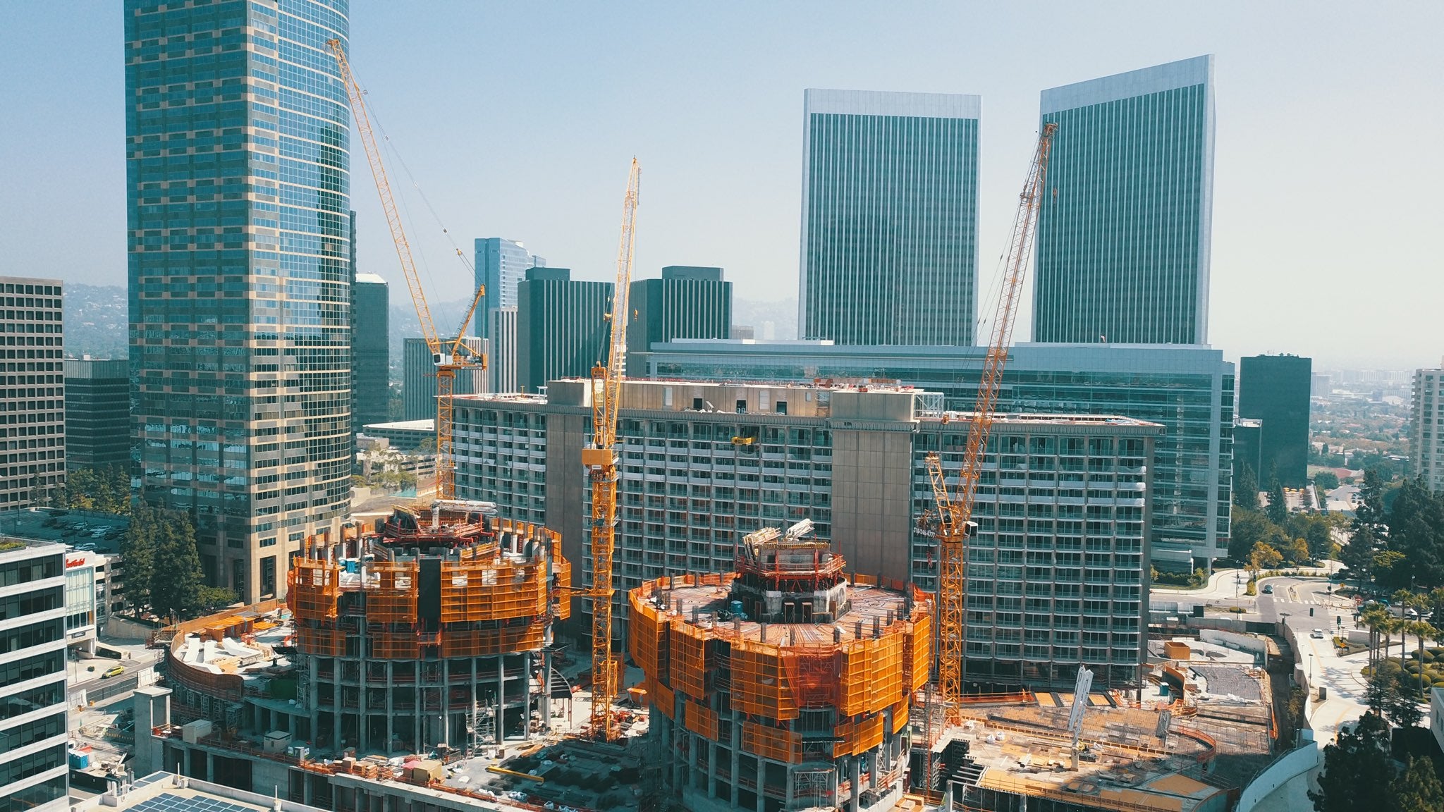 Screens that work with PERI’s RCS Rail Climbing System enclose the upper floors as they are being constructed and provide enhanced safety on the site. 