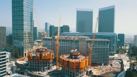 Screens that work with PERI’s RCS Rail Climbing System enclose the upper floors as they are being constructed and provide enhanced safety on the site. 