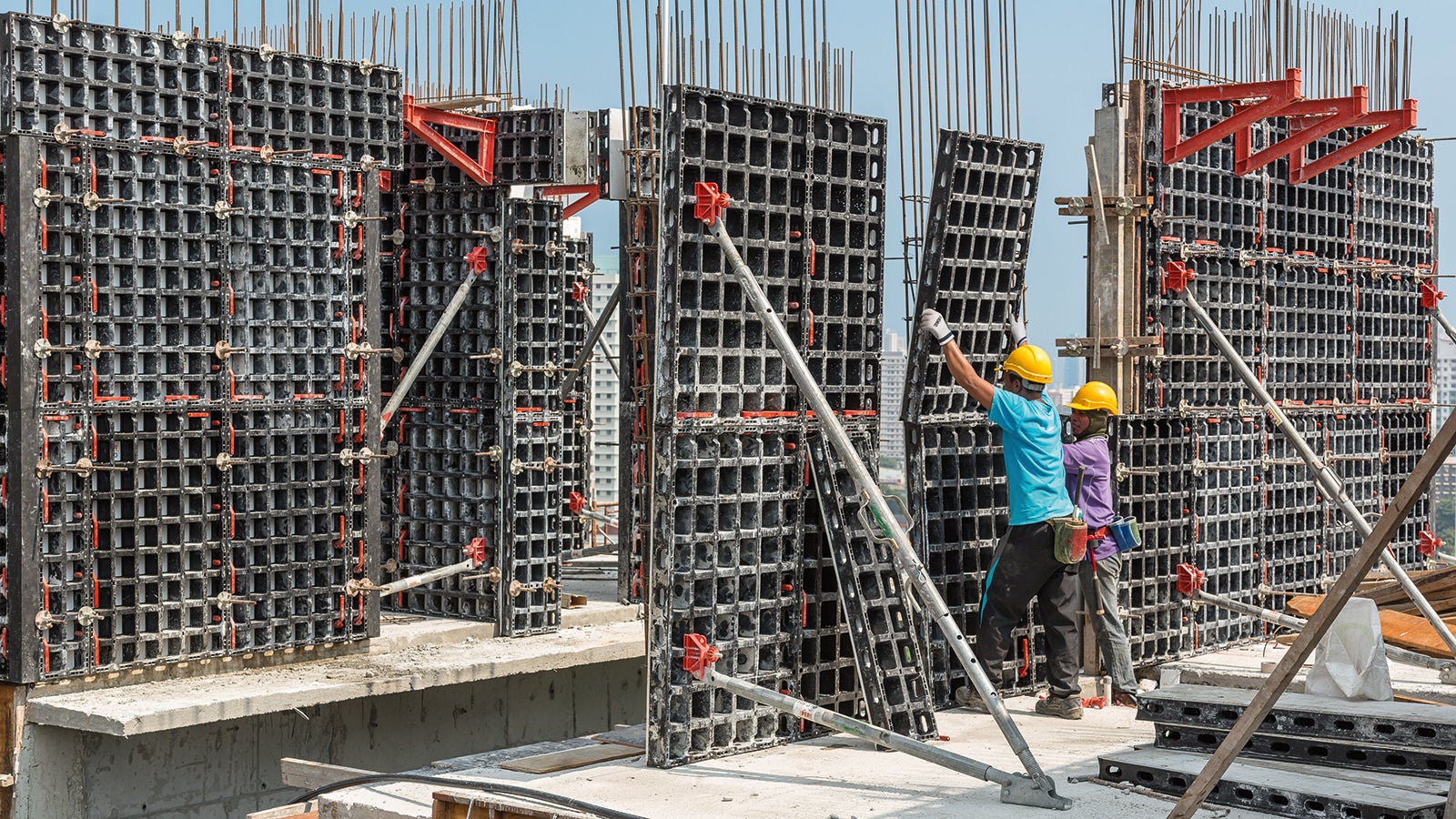 Como os painéis são muito leves, eles podem ser instalados manualmente. A equipe de construção trabalha de forma eficiente e sem ter que esperar pelo guindaste.