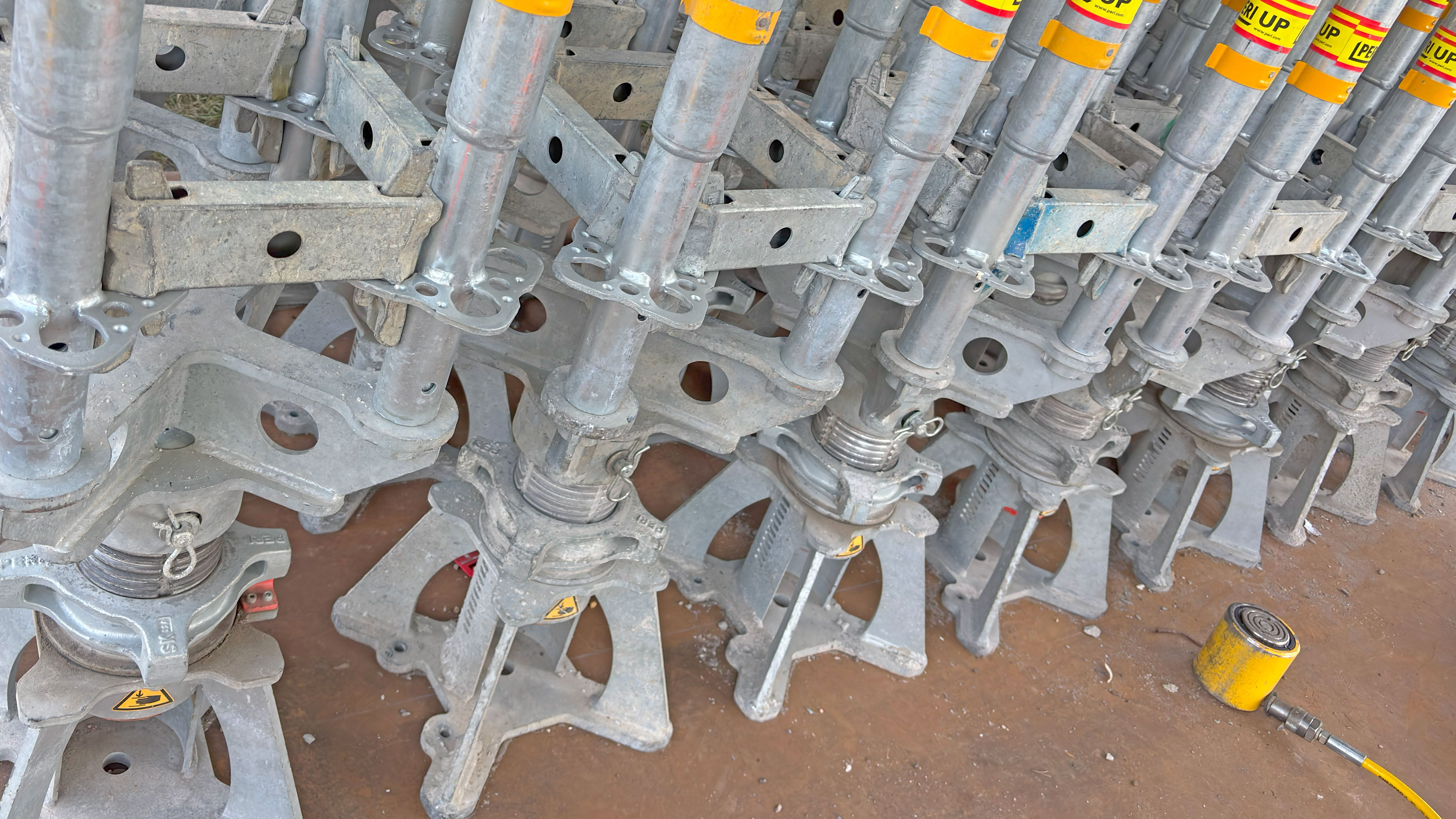 Hydrauliyksikkö mahdollistaa niin hallitun korkeuden säädön kuormitettuna, kuin myös esikuormituksen.