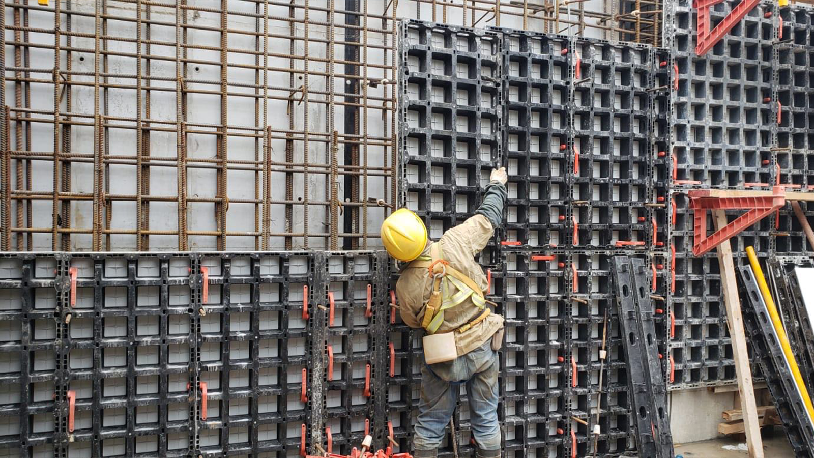 Crane-free assembly of formwork