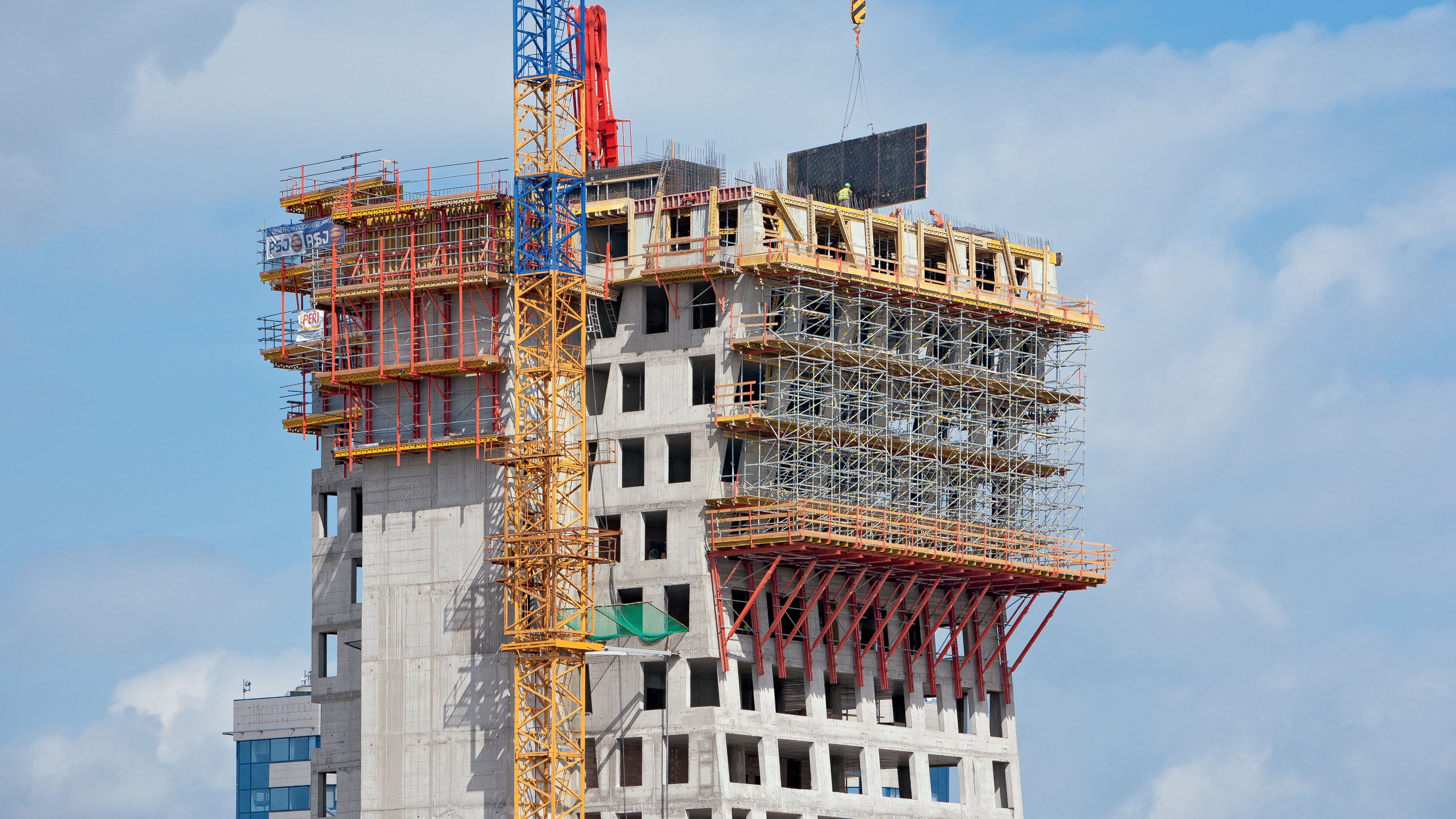 <p>Nasazen&amp;iacute; hydraulicky posuvn&amp;yacute;ch&amp;nbsp;l&amp;aacute;vek&amp;nbsp;s připojen&amp;yacute;m stěnov&amp;yacute;m bedněn&amp;iacute;m na stavbě nejvy&amp;scaron;&amp;scaron;&amp;iacute; budovy v Česk&amp;eacute; republice bylo ide&amp;aacute;ln&amp;iacute;m ře&amp;scaron;en&amp;iacute;m jak z hlediska BOZP, tak i z hlediska n&amp;aacute;roků na jeř&amp;aacute;by.&amp;nbsp;</p><br/>